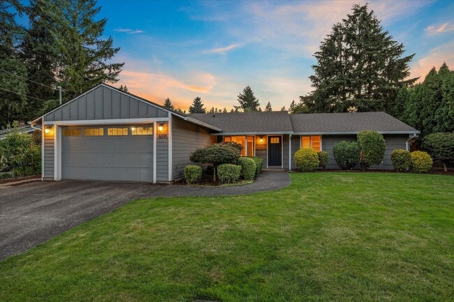 Building Photo - Live in One of Lake Oswego's Most Convenie... Rental