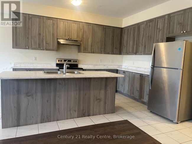 Photo - 33 Brixham Ln