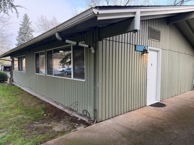 Building Photo - Updated 2 bedroom 1 bath duplex in Eugene!