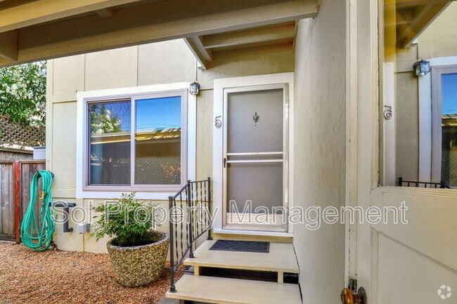 Building Photo - 5 Treanor St Rental