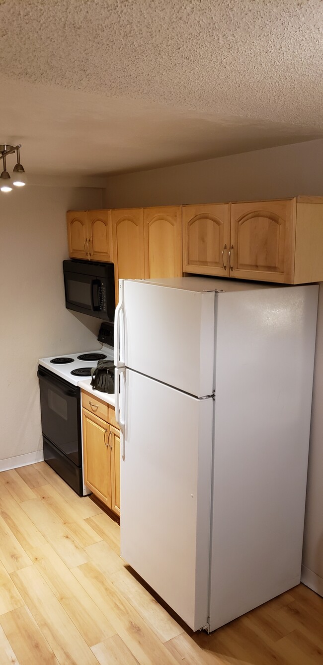 Cocina - 451 Golden Cir Unidad 112 - Bedroom 1