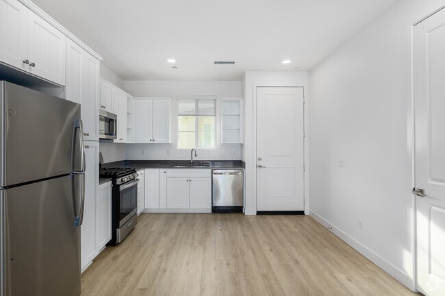 2BR, 2BA - 977SF - Kitchen