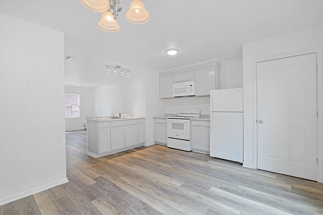 Photo - 2 Bedroom Townhome within Blocks to the Beach