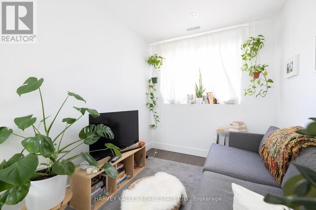 Photo - 2076 Dundas St W