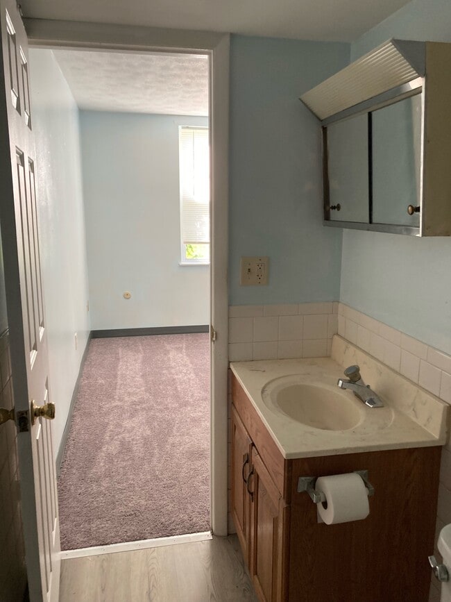 Bathroom/bedroom - 1635 Watervliet Ave