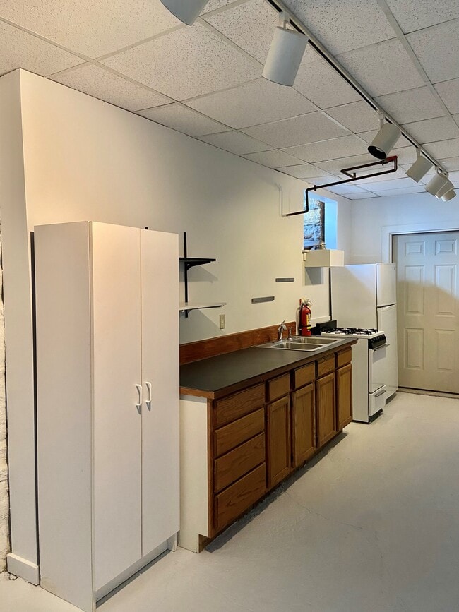 Kitchen Pic #1 - 400 19th Ave S Unit Lg 1 BR apt Util Included