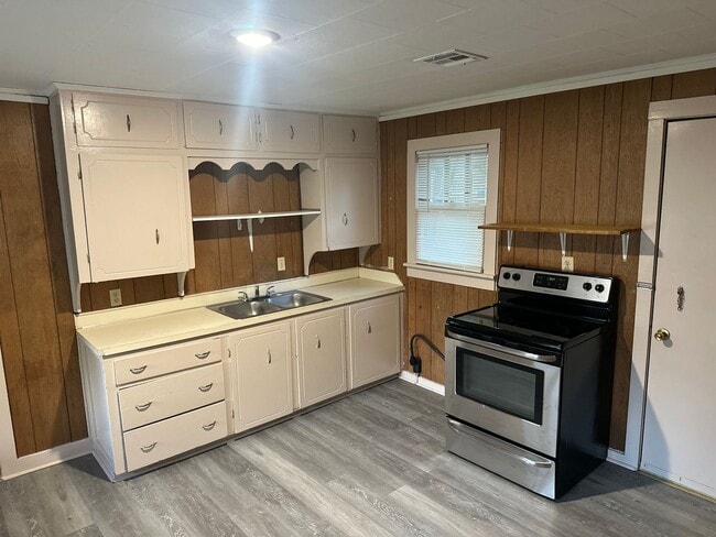 Photo - 2 Bedroom, 1 Bathroom Home w/ Fenced-In Backyard and Covered Front Porch in Downtown Springdale