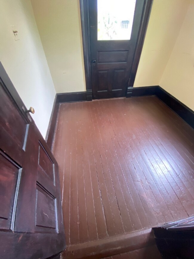 Photo - 2 Bed / 1 Bath Upstairs Unit Near Downtown...