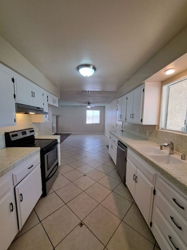 Building Photo - Stunning 4-Bedroom Kerman Home with Swimming Pool Available Soon!