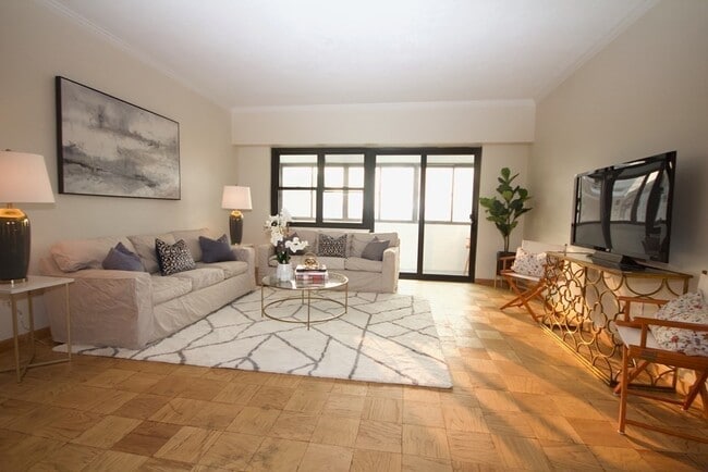 Photo - 2 Hawthorne Pl Unit 17R