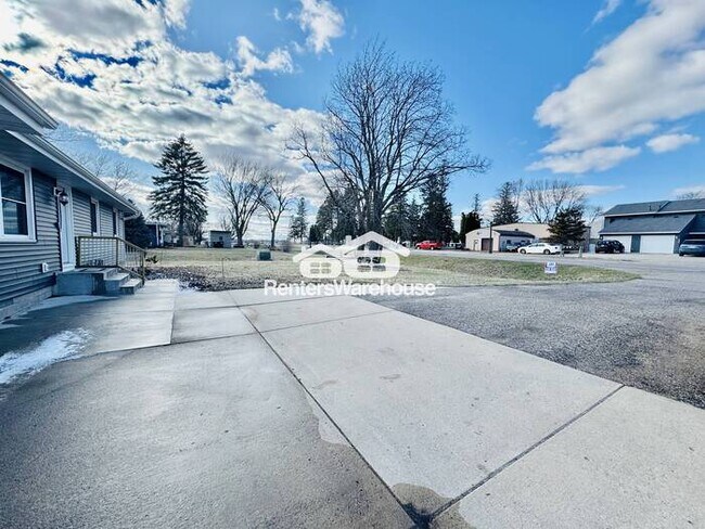 Photo - Available May 1 - Gorgeous 4 bedroom, 3 bath home in New Prague!