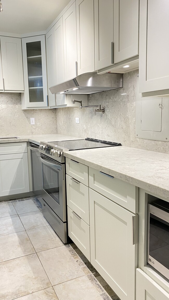 Grifo para llenar ollas encima de la estufa - 501 Hahaione St Unidad 11G