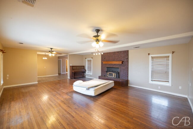 Building Photo - For Lease Rental