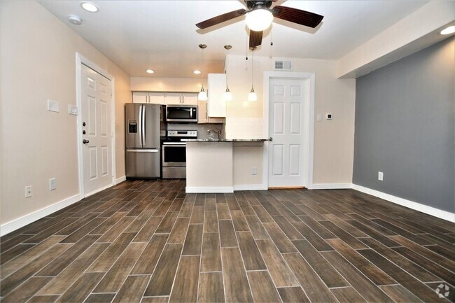 Building Photo - 9821 Walnut St Rental