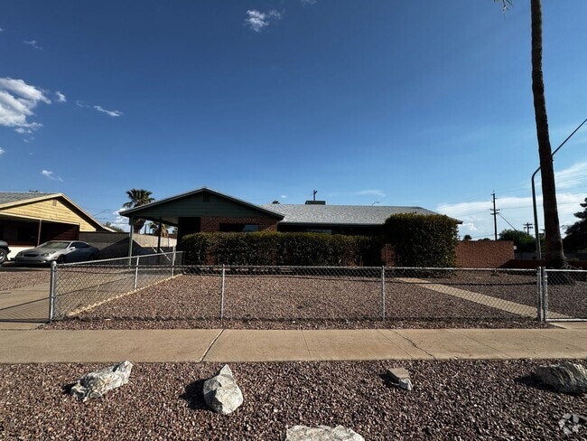 Building Photo - Eastside (Broadway and Wilmot) 3 bedroom, ... Rental