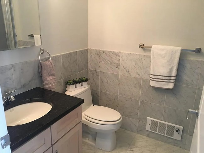 Photo - 910 Beacon St Unidad 2