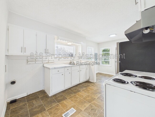 Photo - 1309 E 84th Terrace