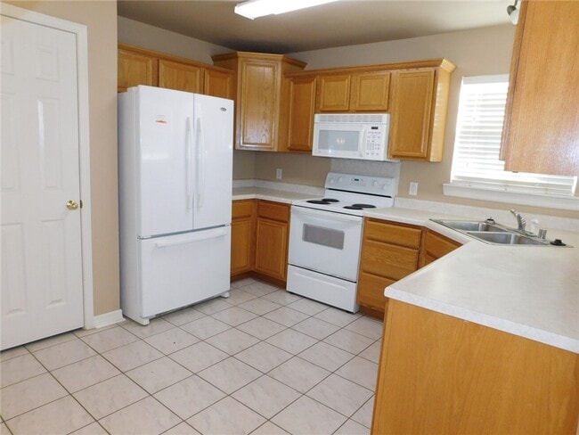 Photo - 910 SW Cheyenne Dr