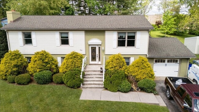 Spacious Home with Amazing Fenced Yard in ... - Spacious Home with Amazing Fenced Yard in ...