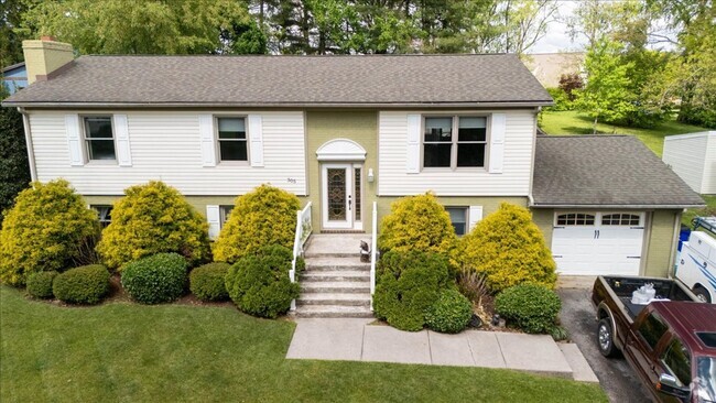 Building Photo - Spacious Home with Amazing Fenced Yard in ...