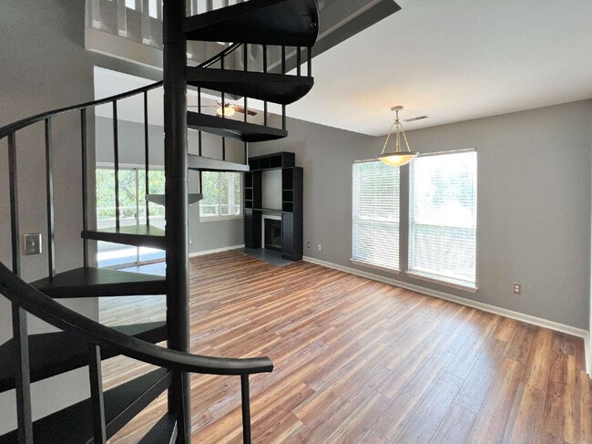 Building Photo - Freshly Updated Condo!