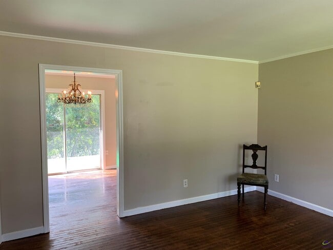3240 Commodore Dr