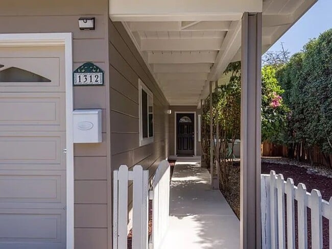 Photo - Cute Cottage in Belle Haven, Updated Interior, Remodeled Kitchen, Private Backyard!