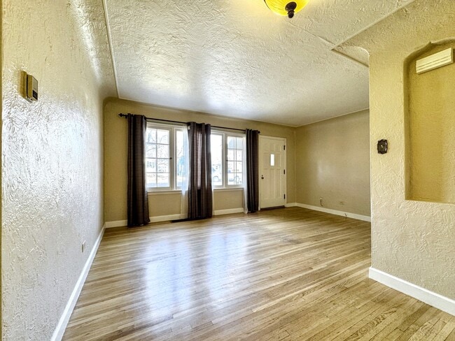 Photo - 1050 E Bates Pkwy