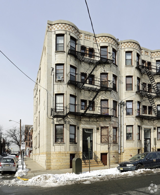 Palisades Apartments - Palisades Apartments