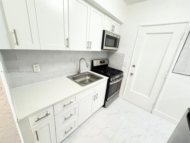 Building Photo - 7435 Byron Ave Unit 07 Rental