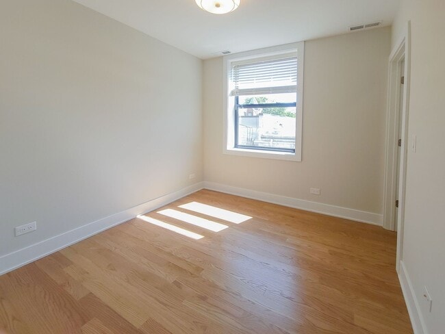 Photo - 2020 W Montrose Ave Unit 2C