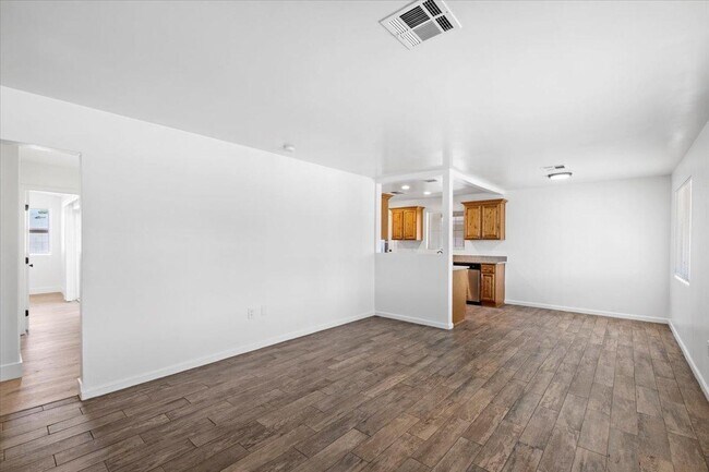 Photo - 528 W 18th St