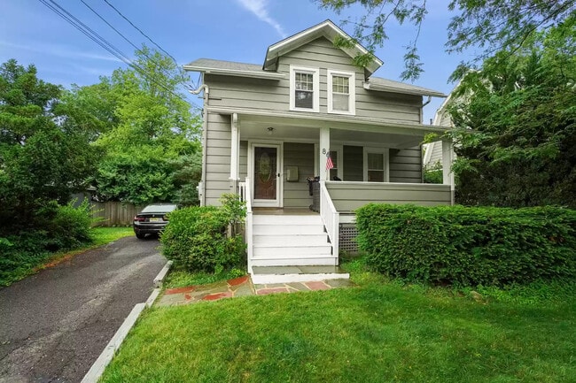 Building Photo - 86 Tulip St