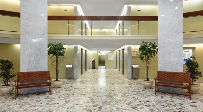 Photo - Rideau Towers