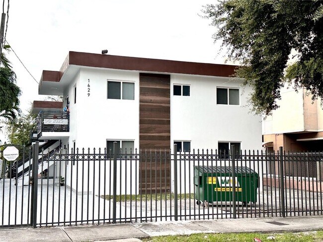 Photo - 1629 SW 3rd St Unit 2