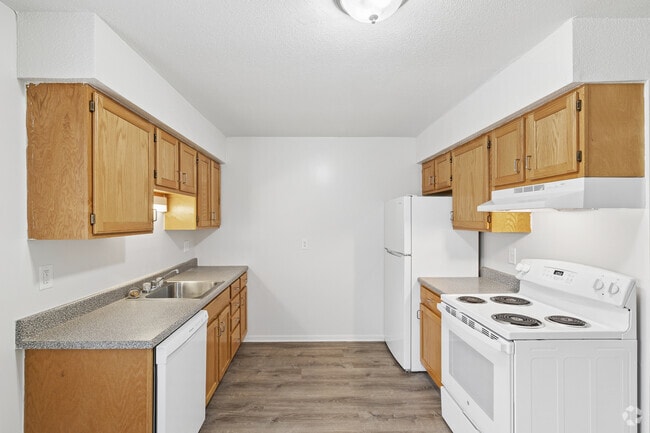 1BR, 1BA - 800SF - Kitchen - Kingswood Apartments