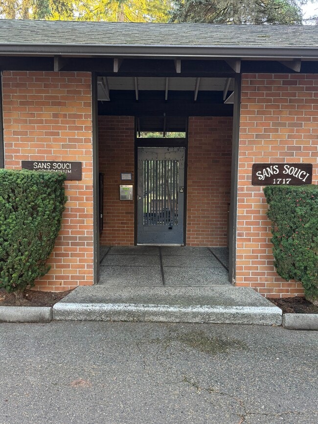 Building Photo - 1717 150th Ave SE Unit 1