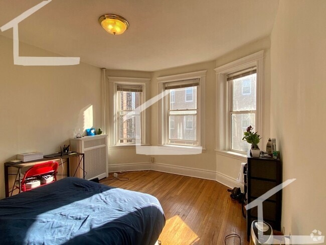 Building Photo - 6/1 Sunny charming Studio apartment just 1...