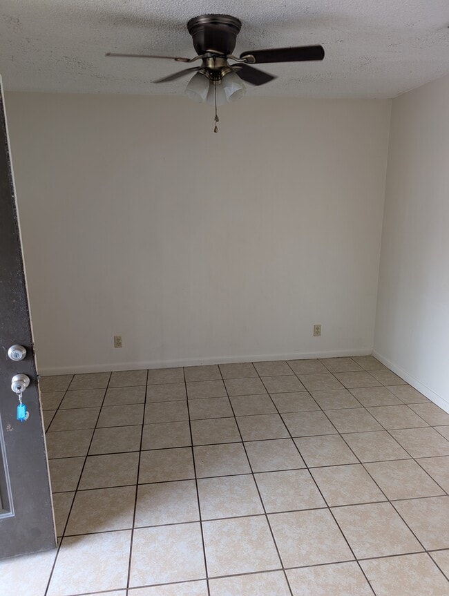 Living room - 447 NW Lake City Ave Unidad Apt. 102