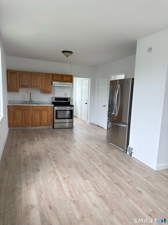 Building Photo - 10 Beatrice St Unit 2