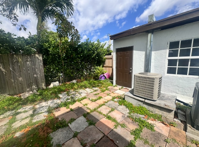 3340 NW 17th St Unidad Rear Efficiency