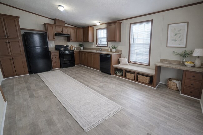 Photo - 15843 Charlemagne Ave W