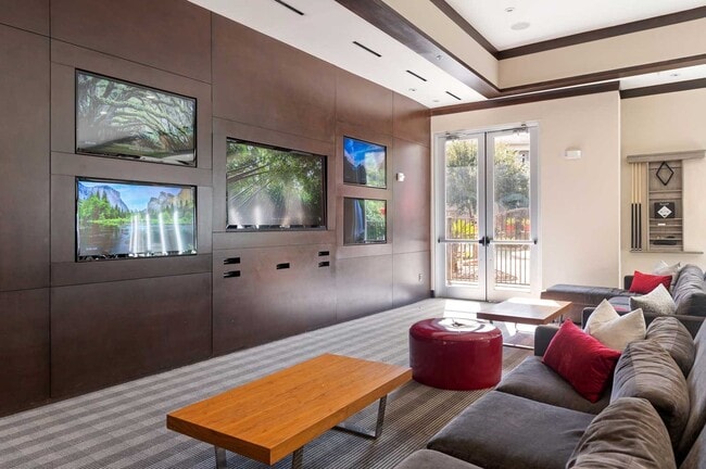 Building Photo - 1755 Cres Plz Dr Unit 3036