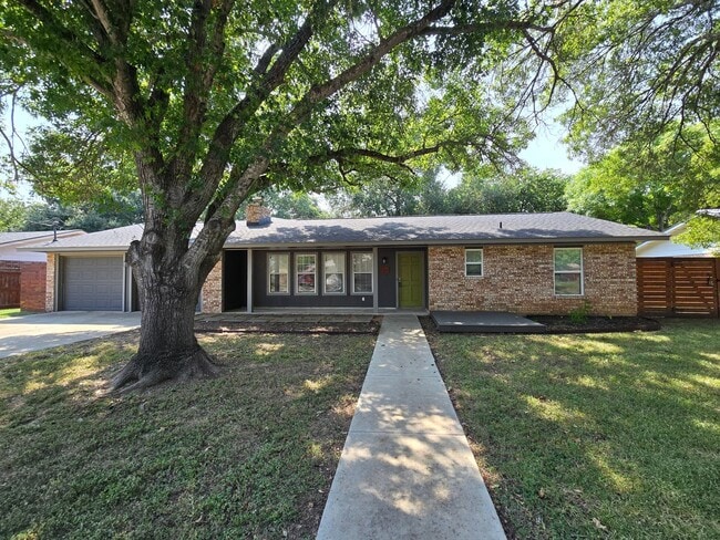Building Photo - 1.5 Miles to Gruene / Fridge, Washer & Dryer Included / 2 Living Areas / Tons of Space / No Carpe...