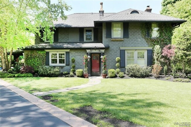 Photo - 72 N Long St House