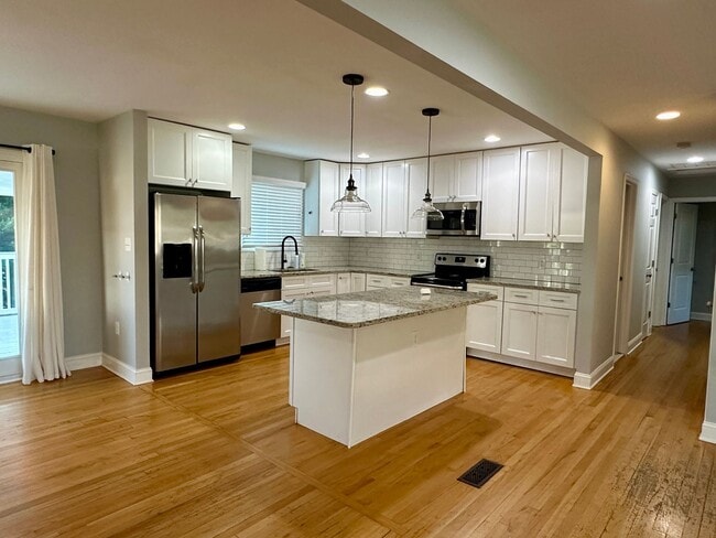 Photo - 5 Bedrooms 3 Bathrooms! Parking! Pets Welc...