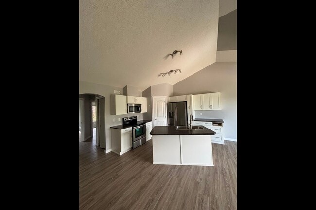 Photo - 602-662 62 St SW