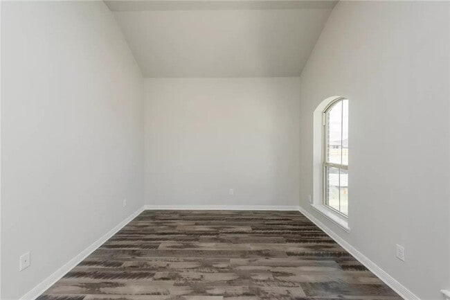 Photo - 5118 Leaning Tree