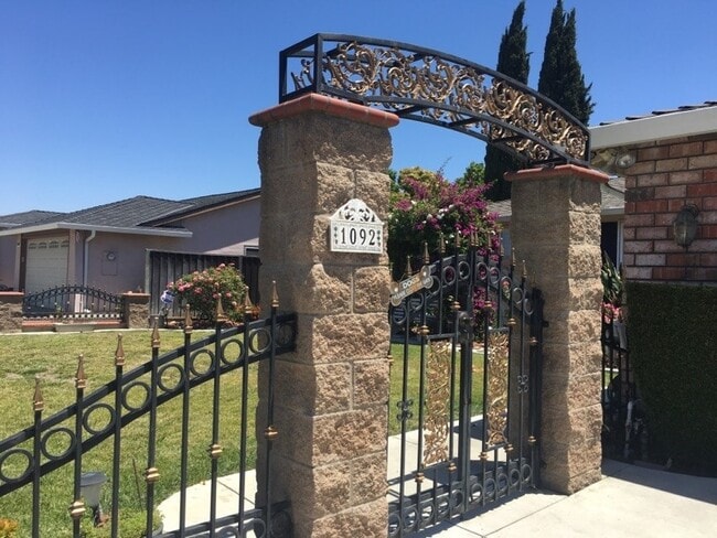 Photo - 1092 Keldon Dr