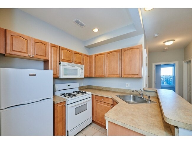 Building Photo - 12 Humboldt Pl Unit 3